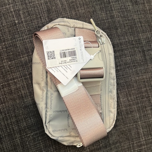 NEW LULULEMON EVERYWHERE BELT BAG
COLOR Wordmark Grid Mini Raw Linen - Picture 2 of 2